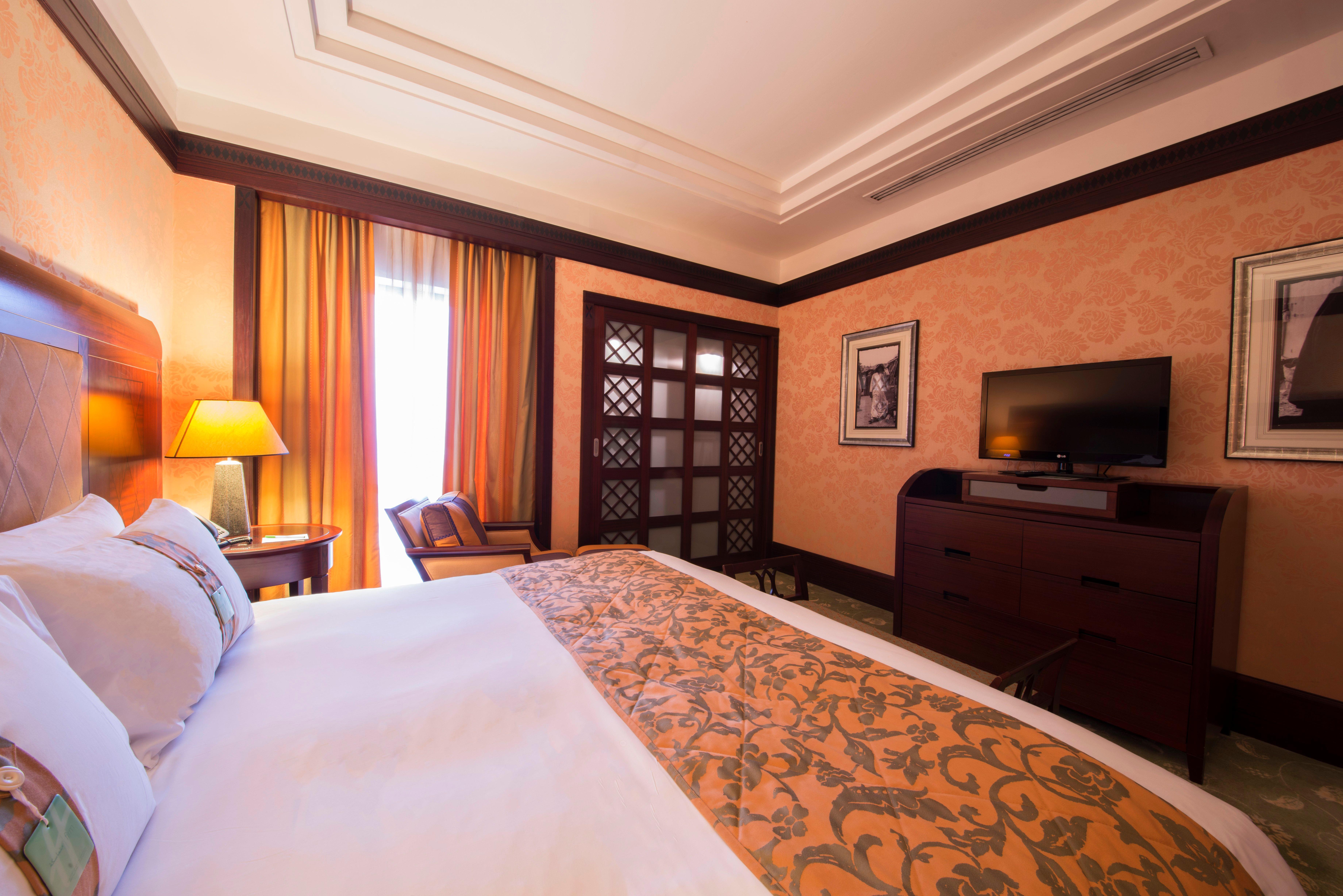 Holiday Inn - Suites Kuwait Salmiya By Ihg Kuwait City Exterior photo