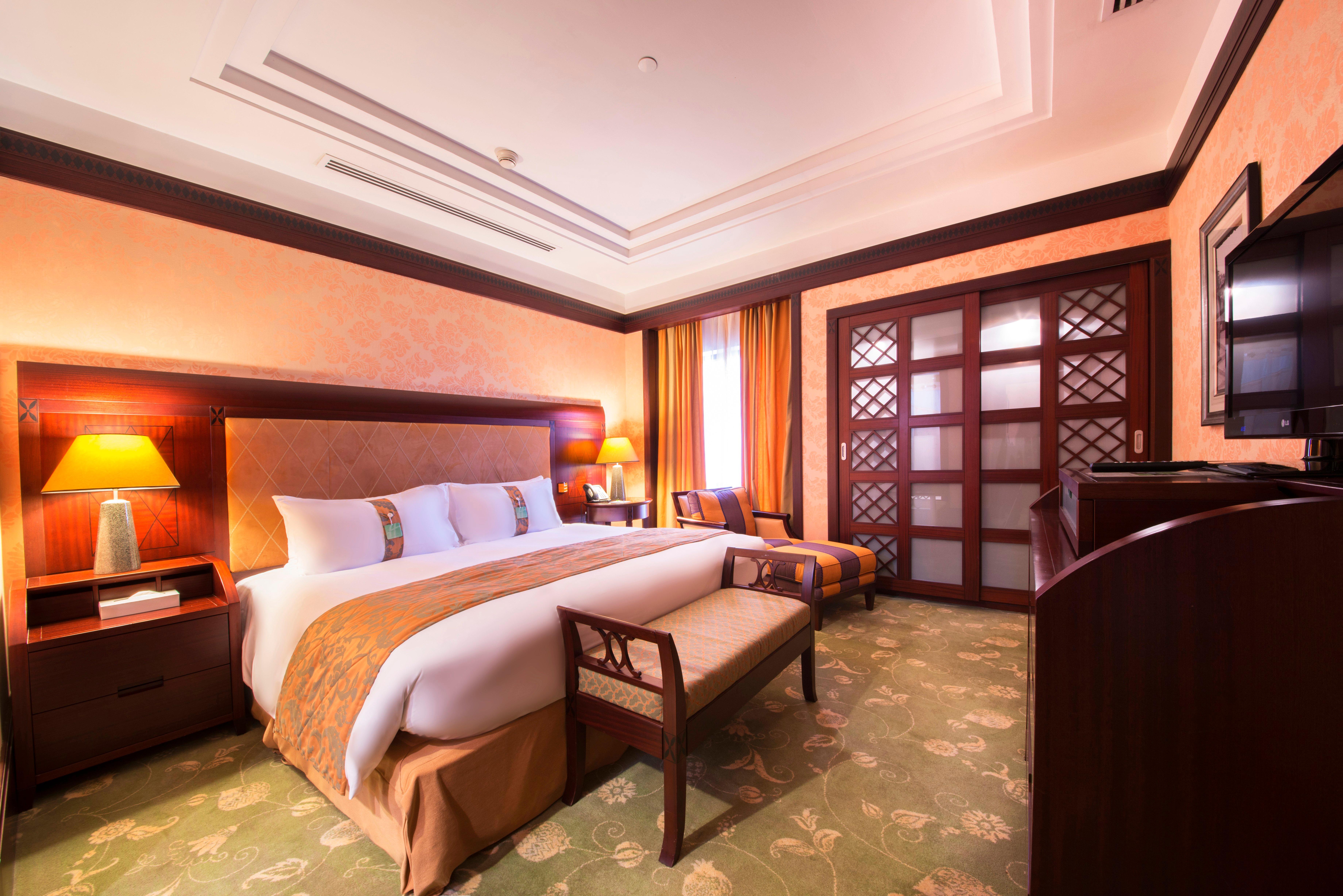 Holiday Inn - Suites Kuwait Salmiya By Ihg Kuwait City Exterior photo