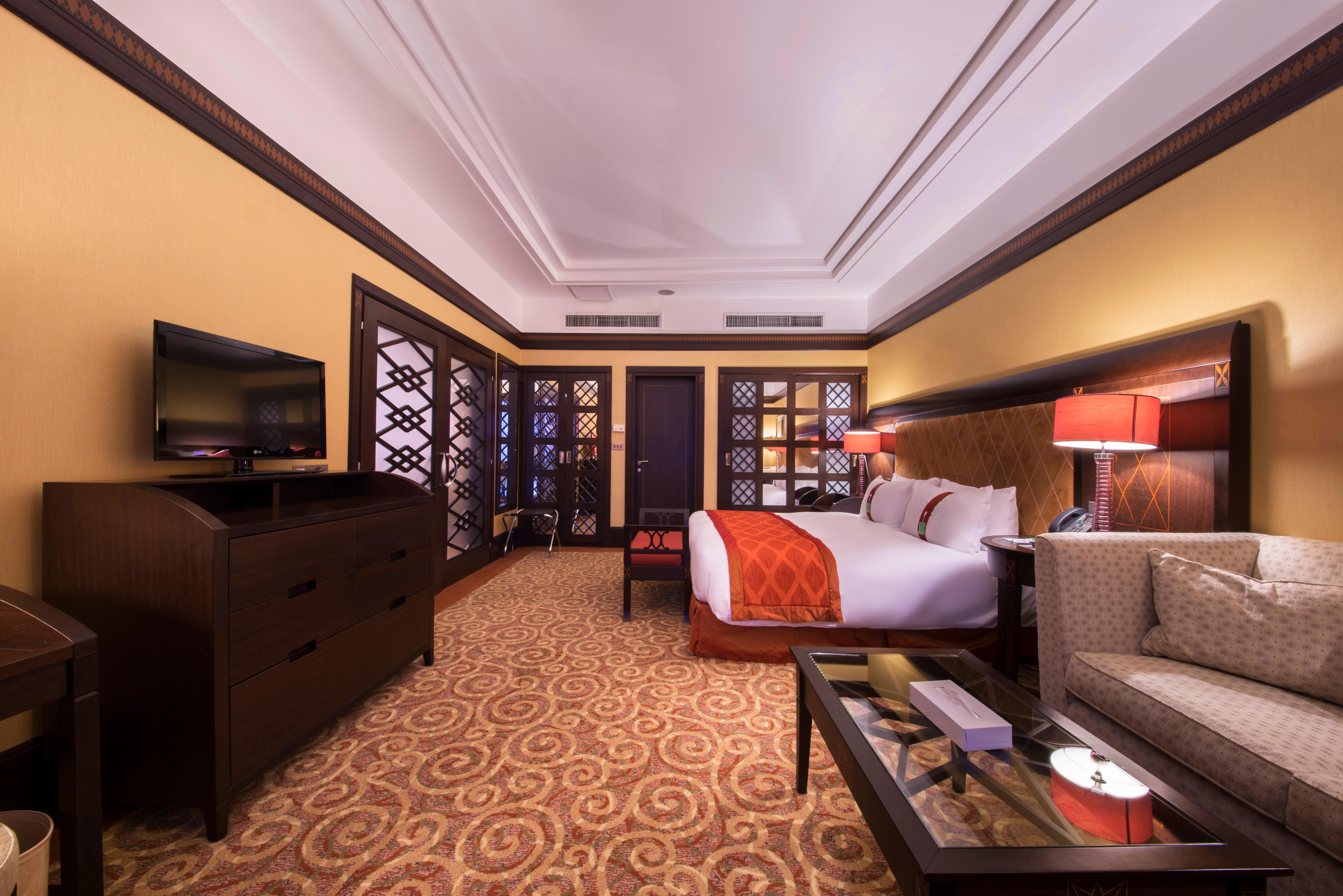 Holiday Inn - Suites Kuwait Salmiya By Ihg Kuwait City Exterior photo