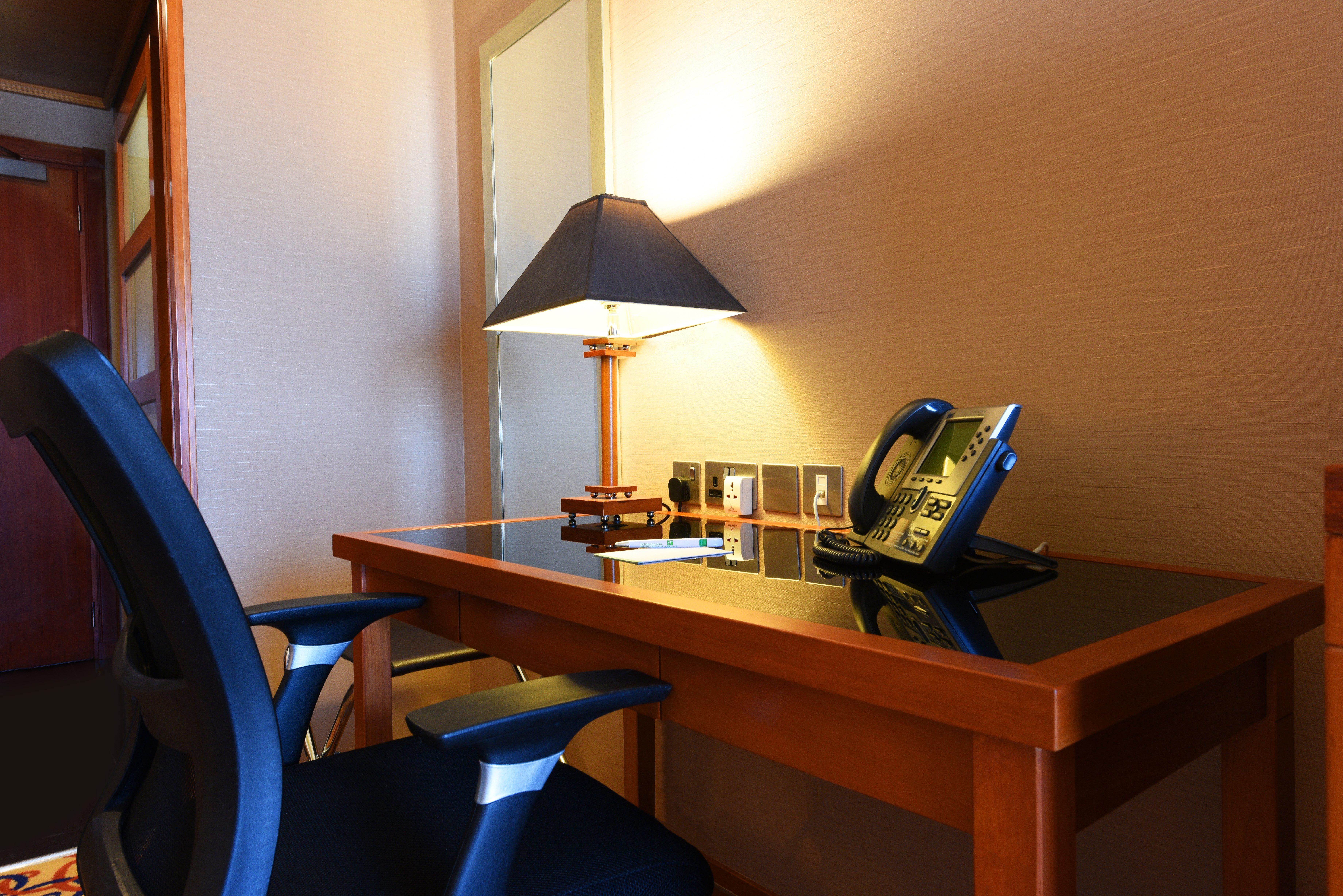Holiday Inn - Suites Kuwait Salmiya By Ihg Kuwait City Exterior photo