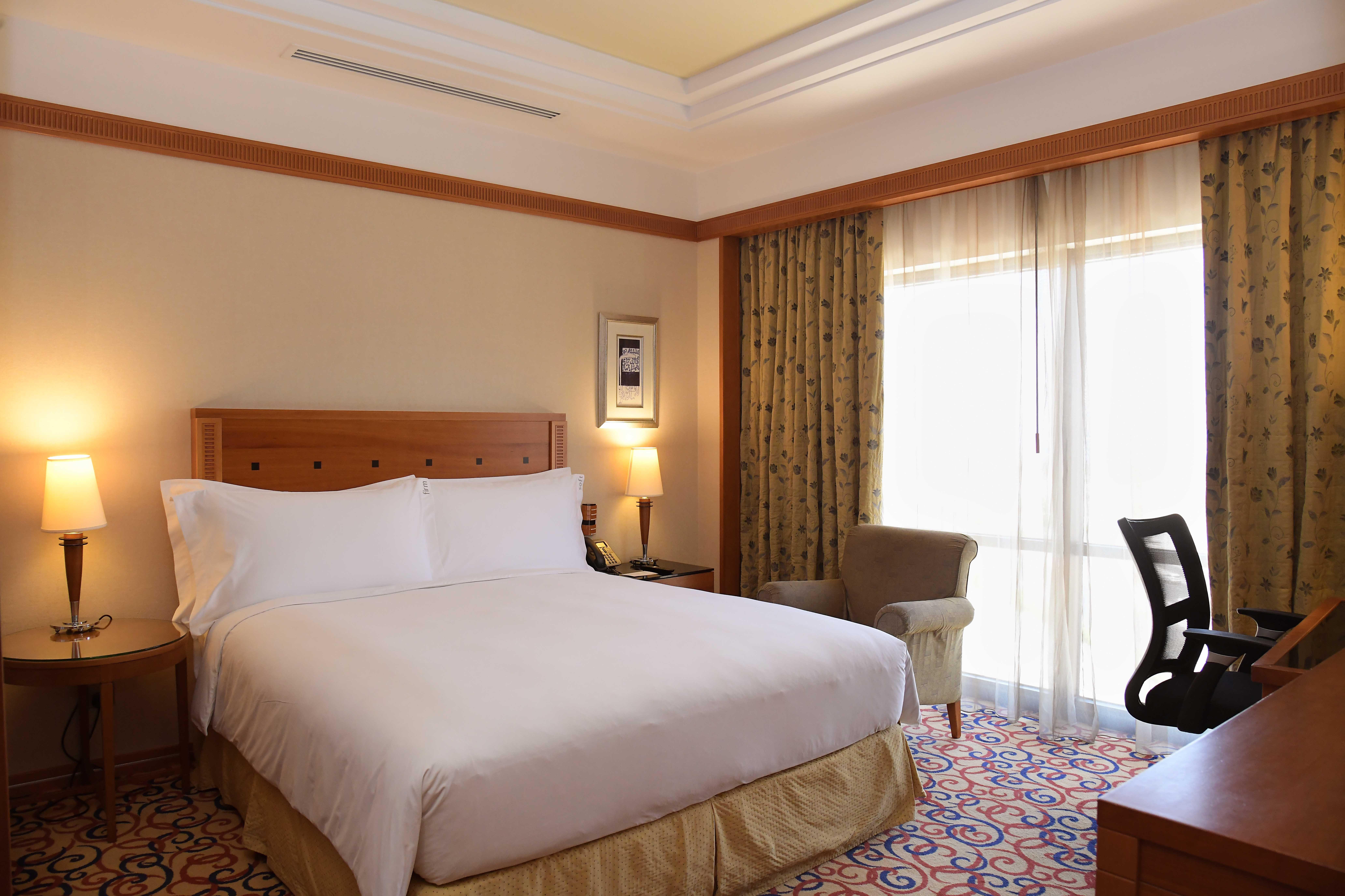 Holiday Inn - Suites Kuwait Salmiya By Ihg Kuwait City Exterior photo