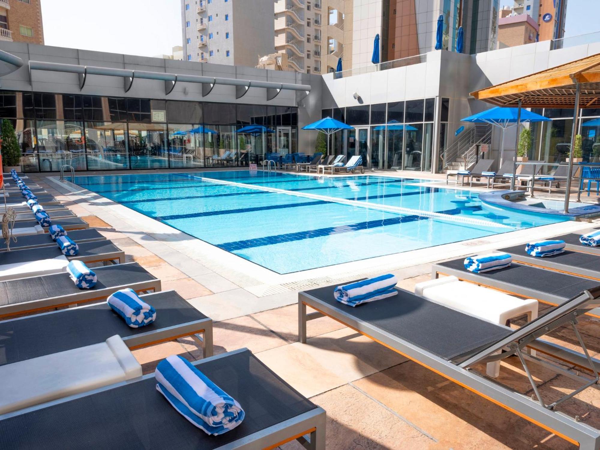 Holiday Inn - Suites Kuwait Salmiya By Ihg Kuwait City Exterior photo
