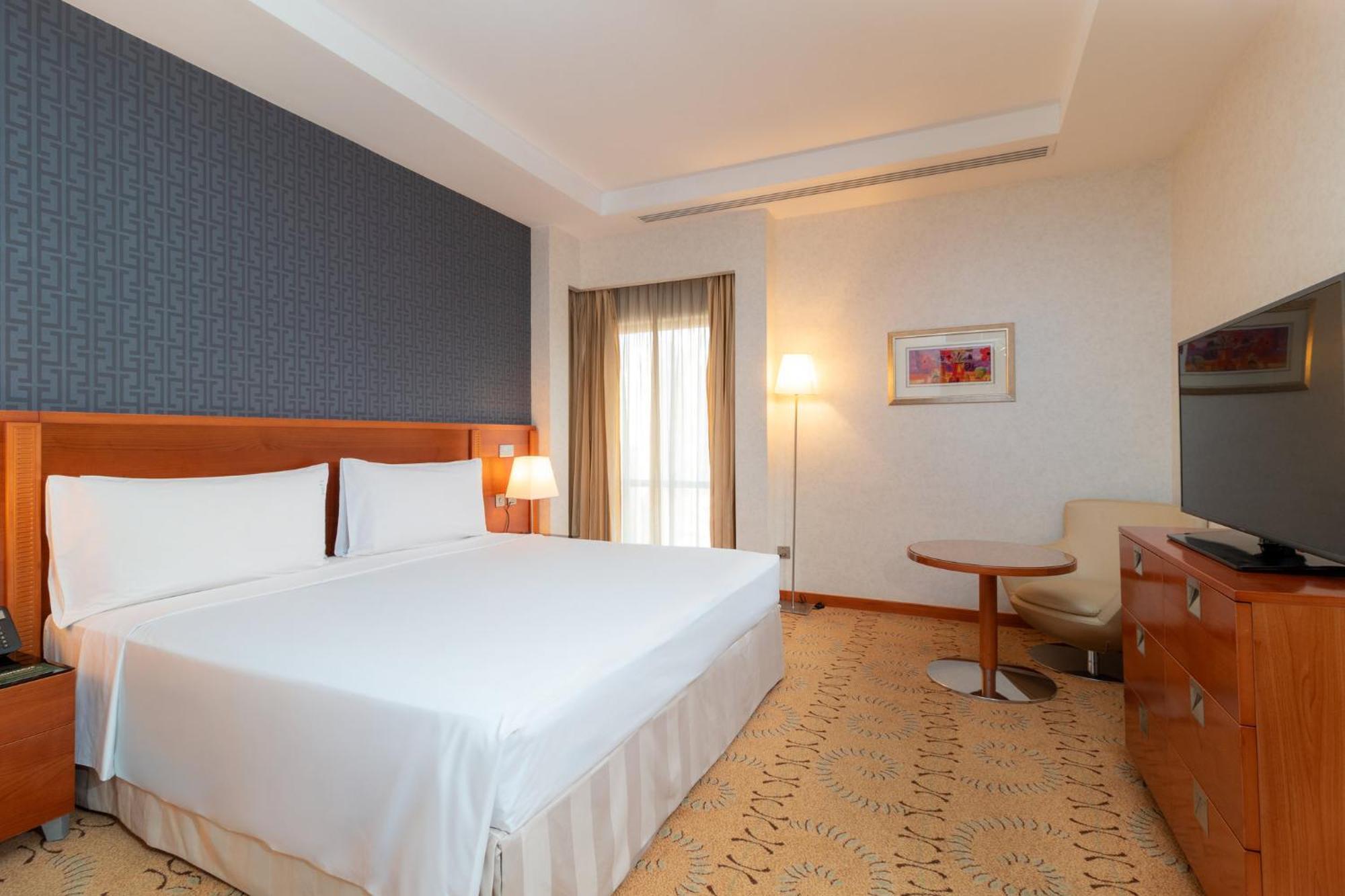 Holiday Inn - Suites Kuwait Salmiya By Ihg Kuwait City Exterior photo