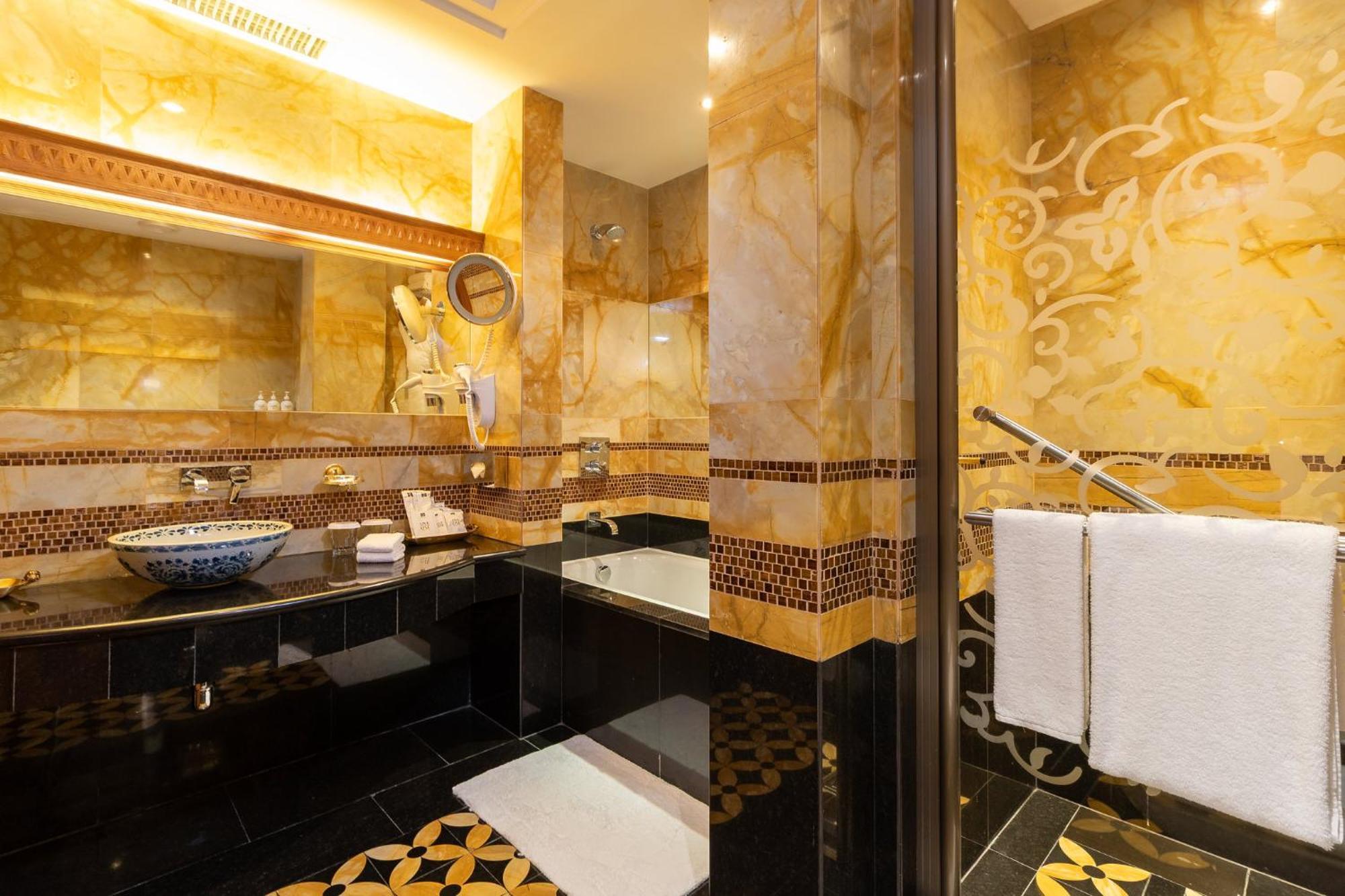 Holiday Inn - Suites Kuwait Salmiya By Ihg Kuwait City Exterior photo