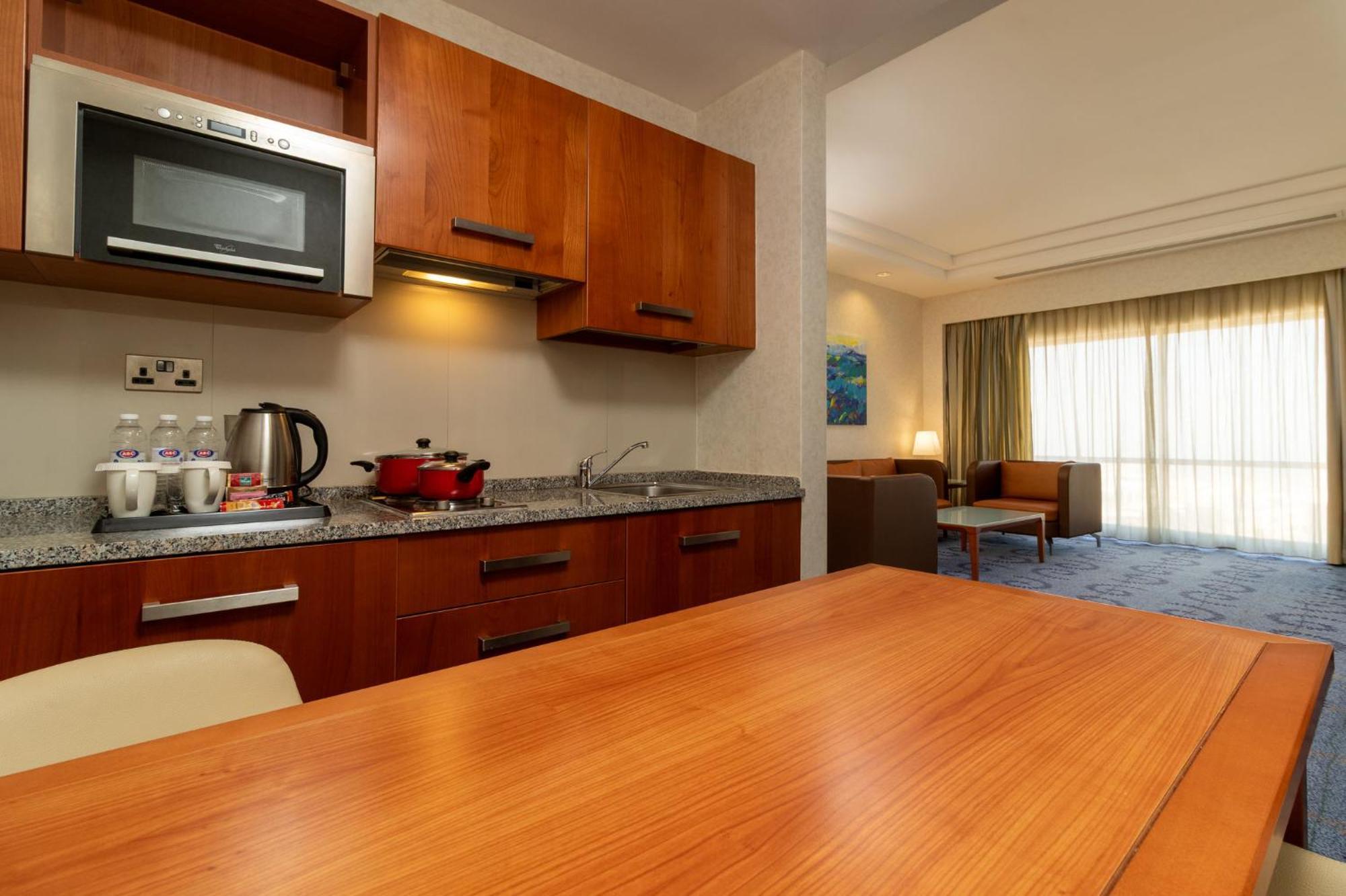Holiday Inn - Suites Kuwait Salmiya By Ihg Kuwait City Exterior photo
