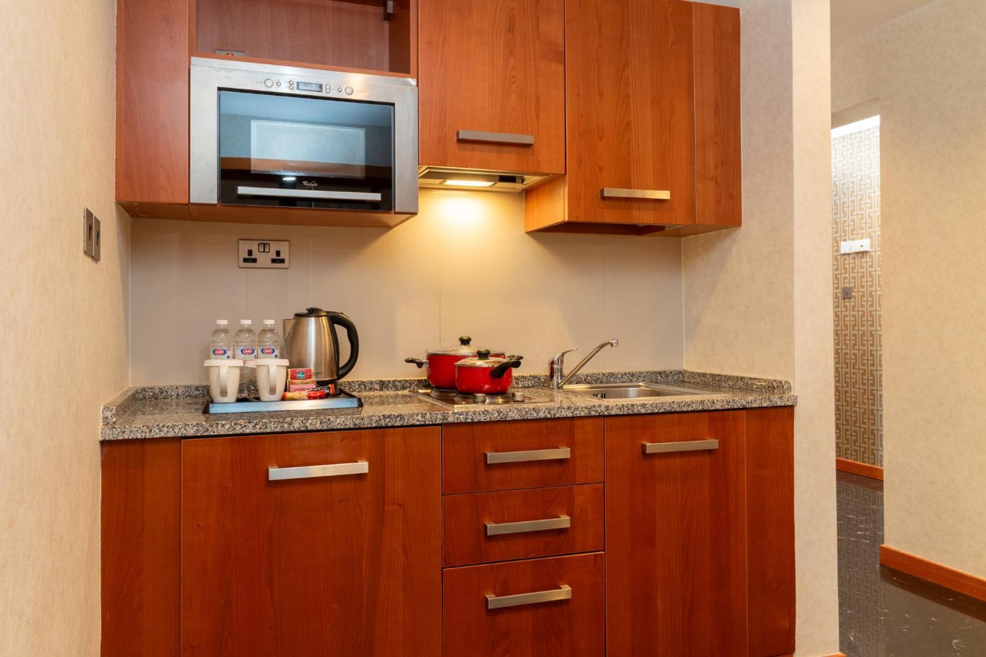 Holiday Inn - Suites Kuwait Salmiya By Ihg Kuwait City Exterior photo