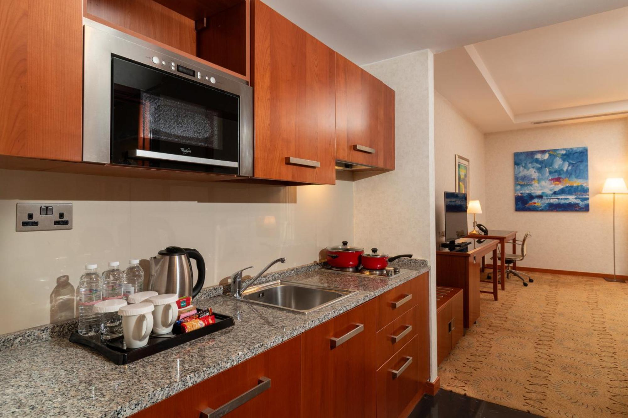 Holiday Inn - Suites Kuwait Salmiya By Ihg Kuwait City Exterior photo